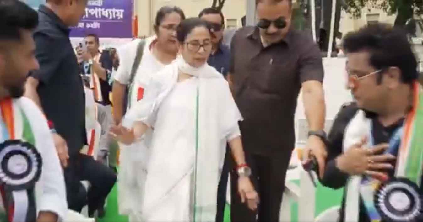 शहीद दिवस रैली में भाजपा पर बरसी ममता, कहा, यहां SIR  लागू नहीं होने देंगे