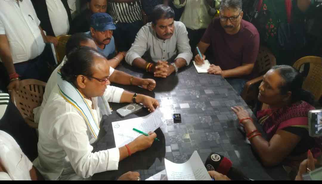 रांची में कांग्रेस का जनता दरबार, डॉ. इरफान अंसारी ने सुनीं शिकायतें, समाधान के निर्देश दिये