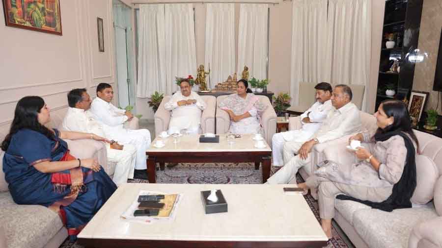 दिल्ली के सभी भाजपा सांसदों ने दिल्ली CM रेखा गुप्ता से मुलाकात की, मिली Z श्रेणी की CRPF सुरक्षा