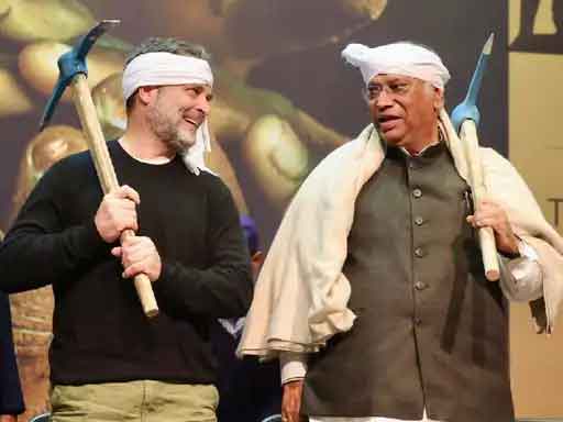 राष्ट्रीय मनरेगा श्रमिक सम्मेलन :  राहुल, खड़गे ने सिर पर गमछा बांधा, कहा, मोदी सरकार संविधान-लोकतंत्र को खत्म करना चाहती है