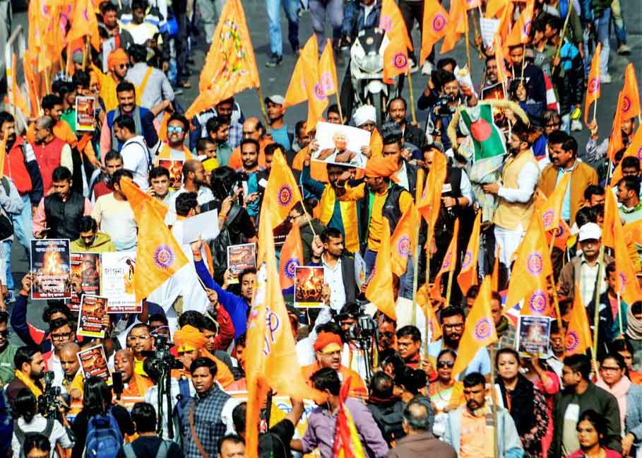 बांग्लादेश में दीपूचंद्र दास की हत्या के विरोध में कोलकाता में हिंदू हुंकार पदयात्रा निकाली गयी, लाठीचार्ज