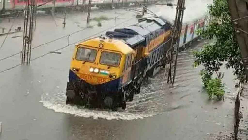 कोलकाता में भारी बारिश, 6 की मौत, जलजमाव से रेल, सड़क,  मेट्रो ट्रैफिक बाधित, सड़कें तालाब में तब्दील