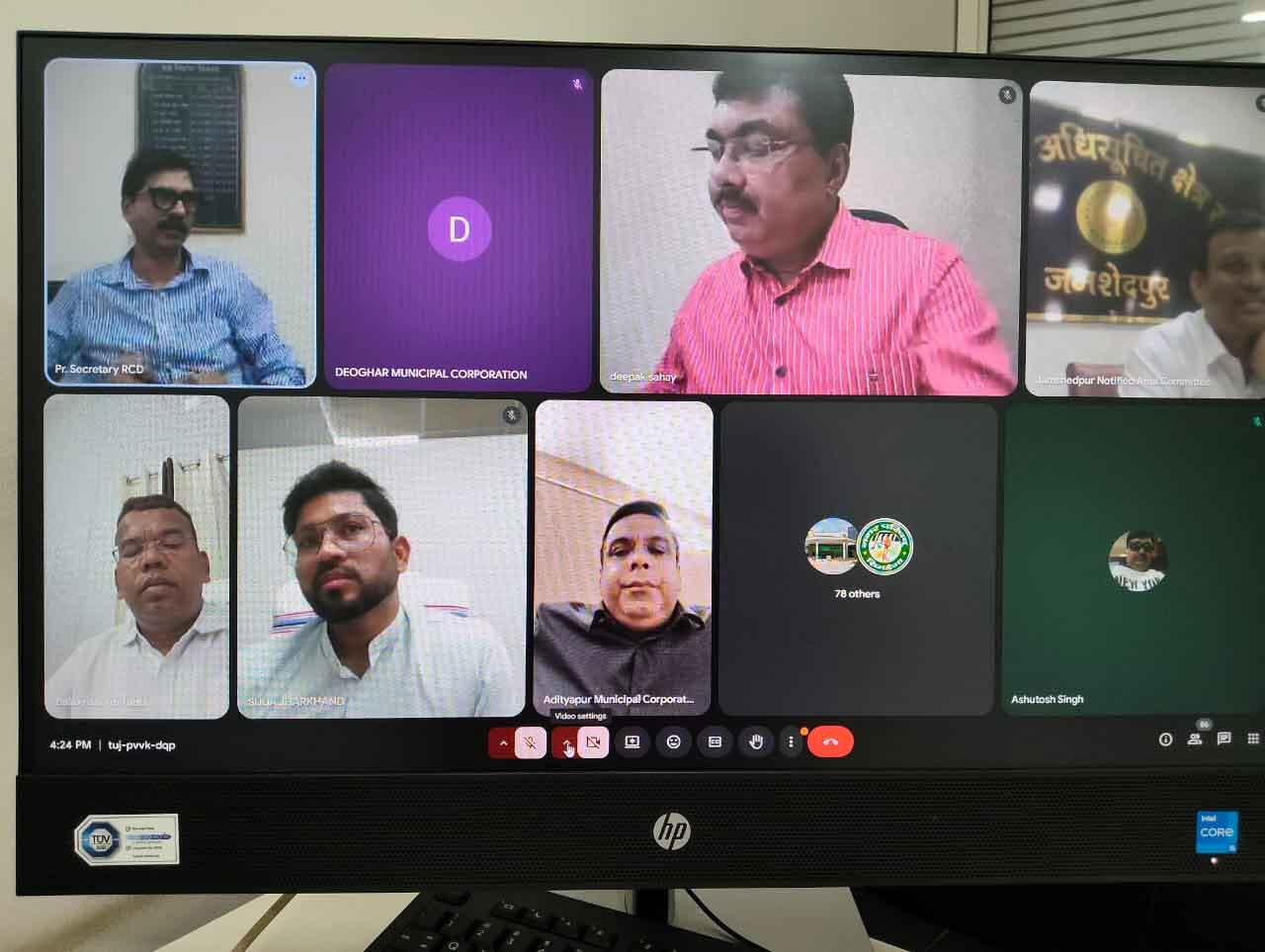 नगर विकास और पथ निर्माण विभाग के प्रधान सचिव ने त्यौहारों से पहले सड़कें, स्ट्रीट लाइट दुरुस्त करने को कहा