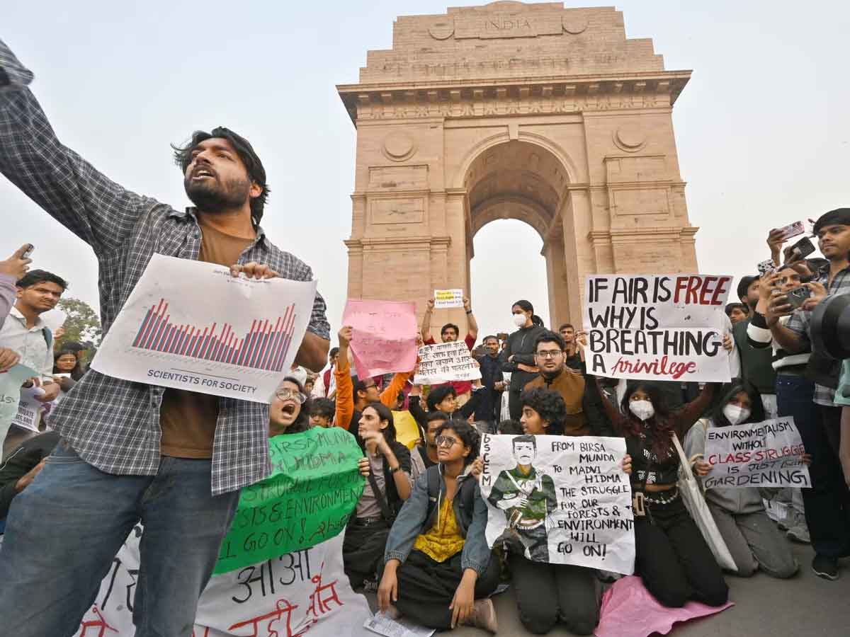 इंडिया गेट पर  कितने हिडमा मारोगे, हर घर से हिडमा निकलेगा...के नारे लगाने वाले  प्रदर्शनकारी जेल भेजे गये