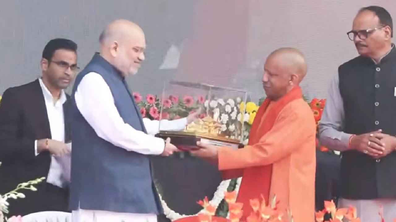 अमित शाह ने यूपी दिवस समारोह में कहा, भाजपा का कमल खिलायें, परिवारवादी पार्टियों से भला नहीं होनेवाला