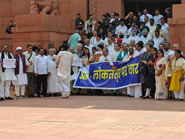 संसद का  मानसून सत्र :  लोकसभा व राज्यसभा की कार्यवाही स्थगित, विपक्ष का हंगामा जारी,  बिहार एसआईआर के विरोध में प्रदर्शन