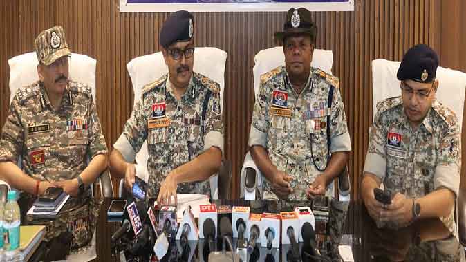 छत्तीसगढ़ के कांकेर, बीजापुर और नारायणपुर में 67 इनामी नक्सलियों ने किया सरेंडर
