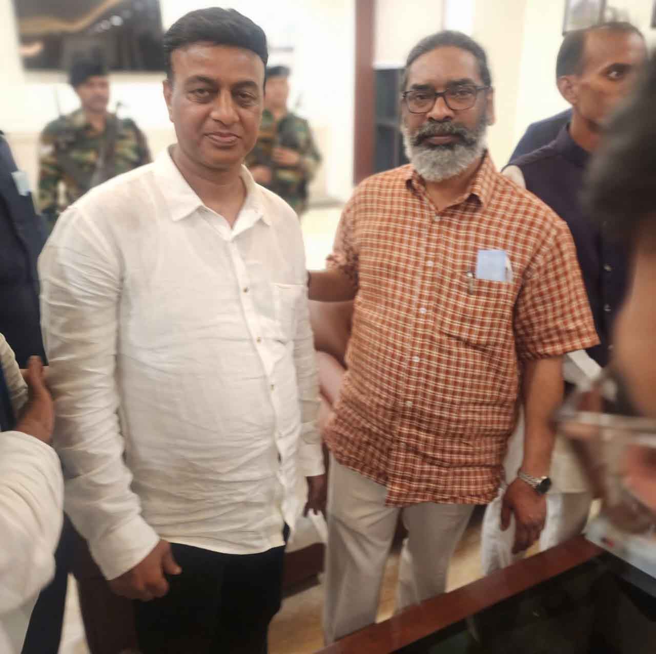 शिबू सोरेन के स्वास्थ्य की जानकारी लेने दिल्ली पहुंचे अल्पसंख्यक कांग्रेस के उपाध्यक्ष तनवीर खान