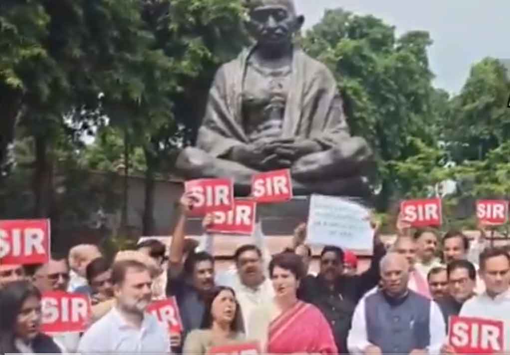 बिहार एसआईआर को लेकर संसद परिसर में गांधी प्रतिमा के समक्ष विपक्ष का धरना-प्रदर्शन