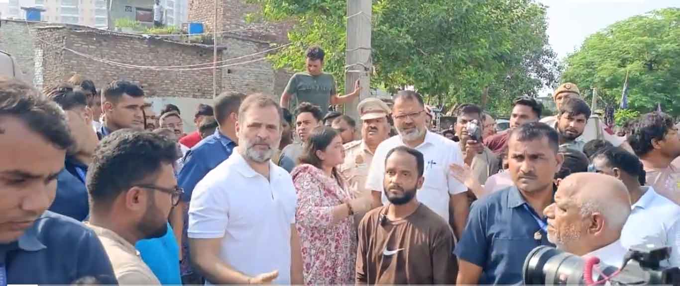राहुल गांधी जेलरवाला बाग और वजीरपुर पहुंचे, बेघर किये गये लोगों का दर्द साझा किया