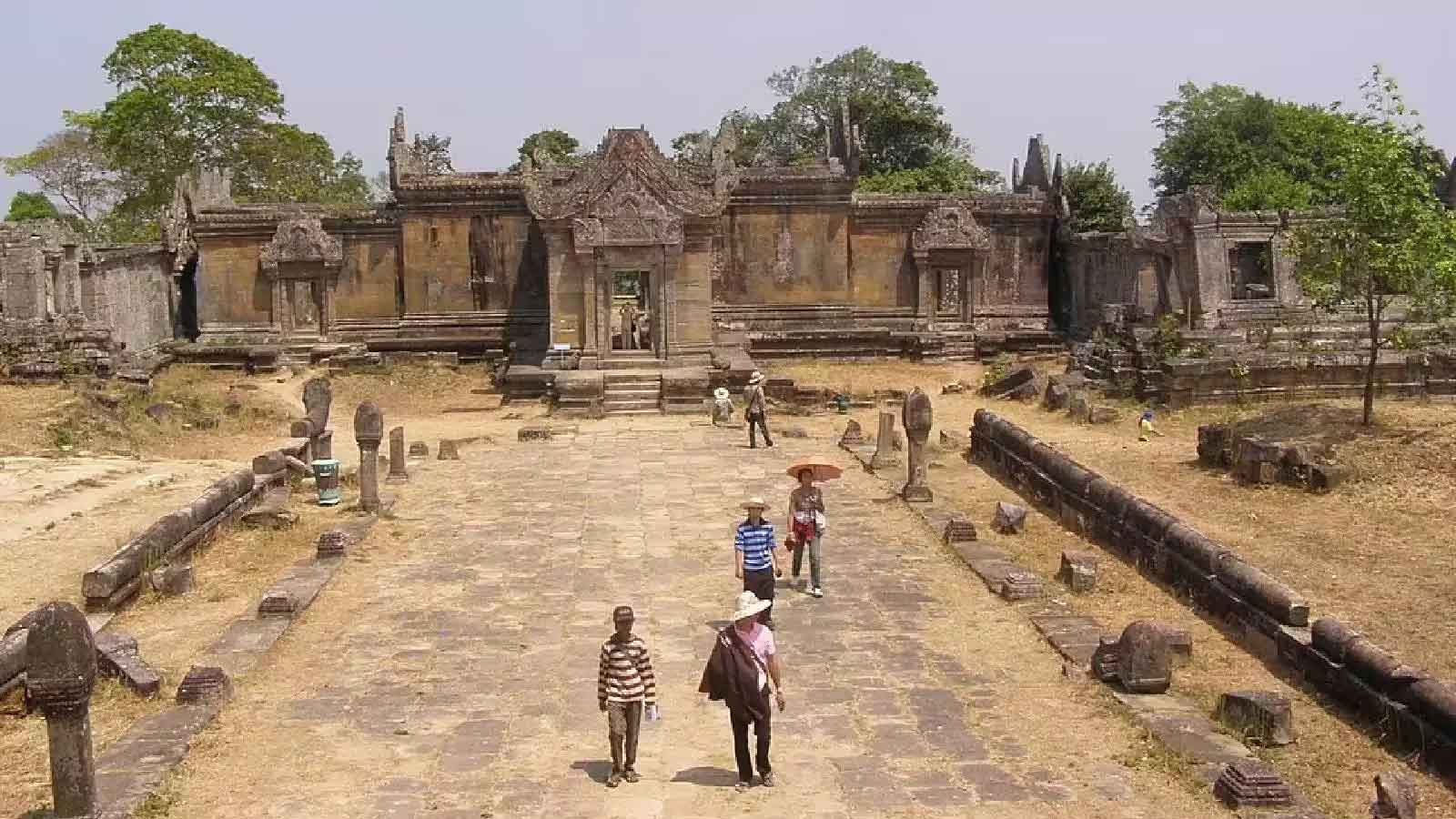 थाईलैंड-कंबोडिया प्राचीन शिव मंदिर के लिए भिड़े, रॉकेट लांचर, तोपखाने, F-16 से हमला,  कई लोगों की मौत, पलायन जारी