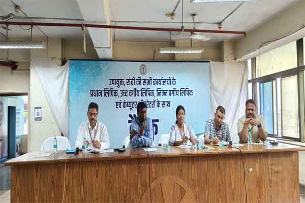 उपायुक्त ने  संवाद कार्यक्रम में  रांची को मॉडल जिला बनाने के लिए दिशा-निर्देश दिये