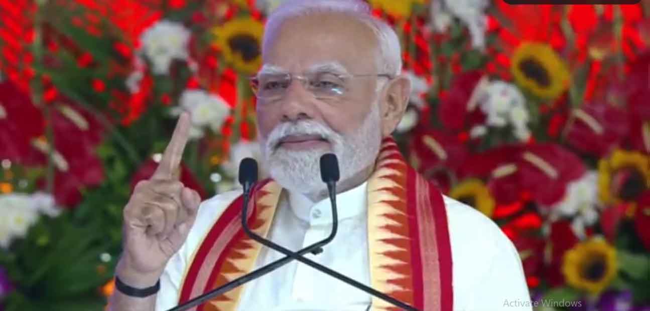 पीएम मोदी का अहमदाबाद में भव्य रोड शो,  गुजरात को 5,400 करोड़ की सौगात दी