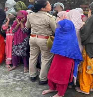 यूपी के बहराइच जिले में चल रहे  अवैध मदरसे में छापा, शौचालयों में बंद 40 नाबालिग लड़कियां बरामद