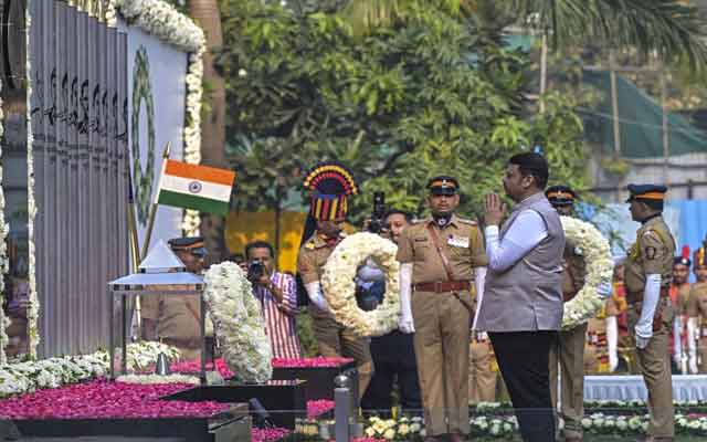 महाराष्ट्र के सीएम फडणवीस ने मुंबई आतंकवादी हमले में शहीद हुए जवानों को श्रद्धांजलि दी
