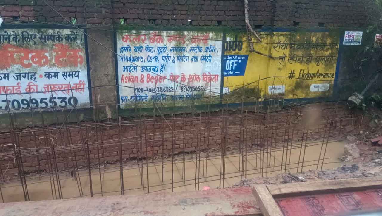 JIADA की लापरवाही से एक मजदूर सहित दो कुत्तों की मौत, ठेकेदार कंपनी की दबंगई से लोग परेशान