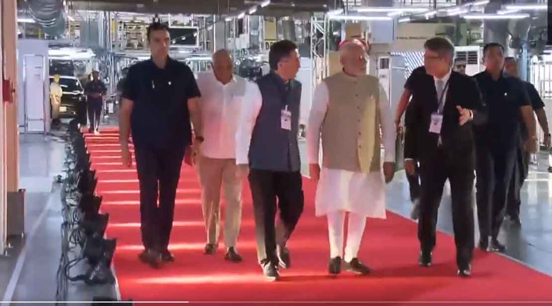 पीएम मोदी ने अहमदाबाद में रणनीतिक बैटरी इलेक्ट्रिक वाहन ई-विटारा को हरी झंडी दिखाई