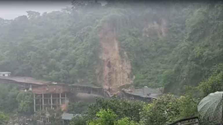 जम्मू-कश्मीर :  माता वैष्णो देवी यात्रा मार्ग पर लैंड स्लाईड, पांच श्रद्धालुओं की मौत, कई मलबे में दबे