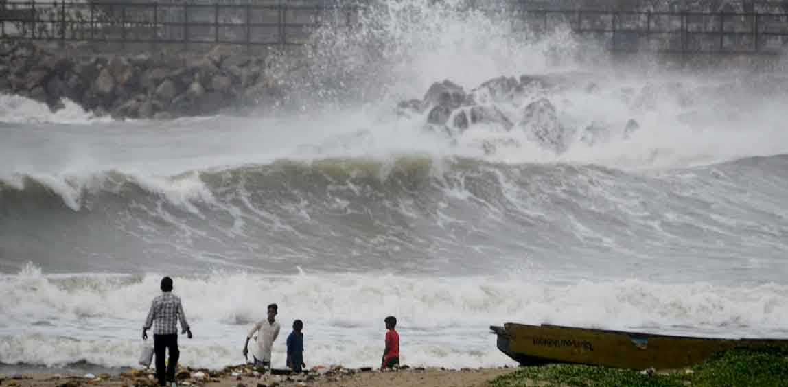 Cyclone Ditwah ने श्रीलंका में कहर बरपाया, 56 लोगों की मौत, दक्षिण भारत के राज्यों के लिए अलर्ट जारी