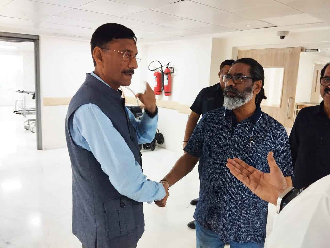 रक्षा राज्य मंत्री संजय सेठ ने गुरुजी के स्वास्थ्य की जानकारी ली