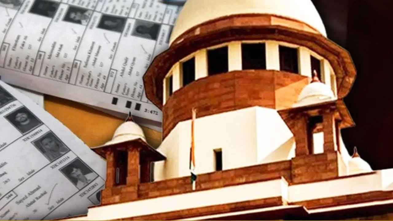 सुप्रीम कोर्ट का बिहार SIR पर रोक लगाने से फिर इनकार, EC से पूछा, आधार कार्ड और वोटर ID को शामिल क्यों नहीं कर रहे