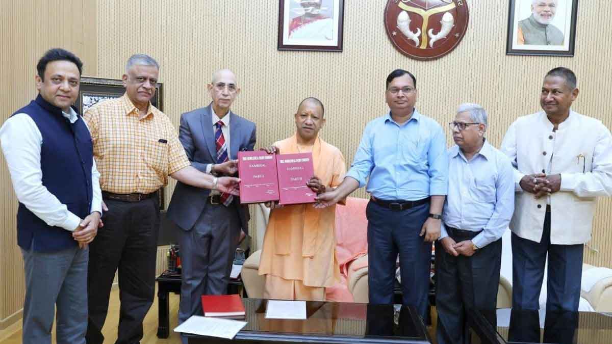 संभल हिंसा को लेकर समिति ने 450 पन्नों की रिपोर्ट CM योगी को सौंपी, हिंदुओं की आबादी 30 प्रतिशत घटी