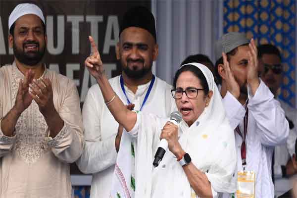 ममता बनर्जी के तेवर ढीले, बंगाल में लागू होगा वक्फ कानून, जिलाधिकारियों को निर्देश जारी