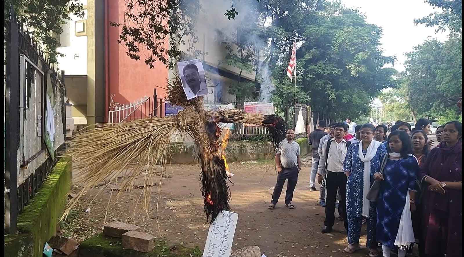 DSMPU गेट पर उच्च शिक्षा मंत्री सुदिव्य कुमार सोनू का पुतला फूंका