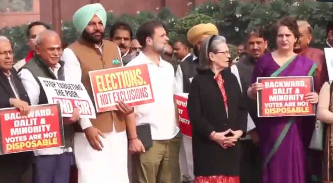 विपक्षी सांसदों का एसआईआर के मुद्दे पर संसद भवन परिसर में प्रदर्शन, SIR वापस लो...के नारे लगाये