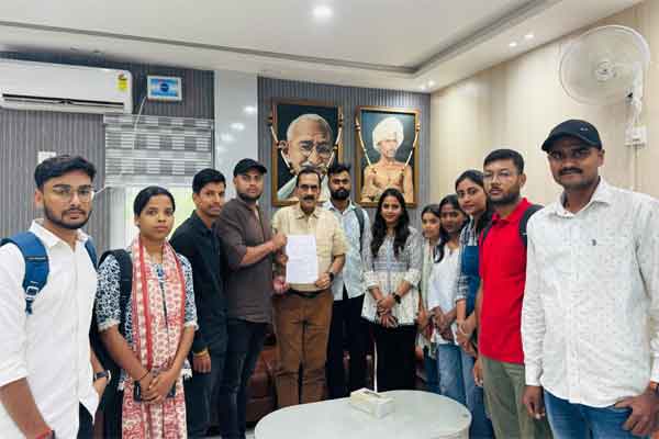 परीक्षा तिथि घोषित करने की मांग को लेकर मास कम्युनिकेशन के छात्रों ने कुलपति को सौंपा ज्ञापन