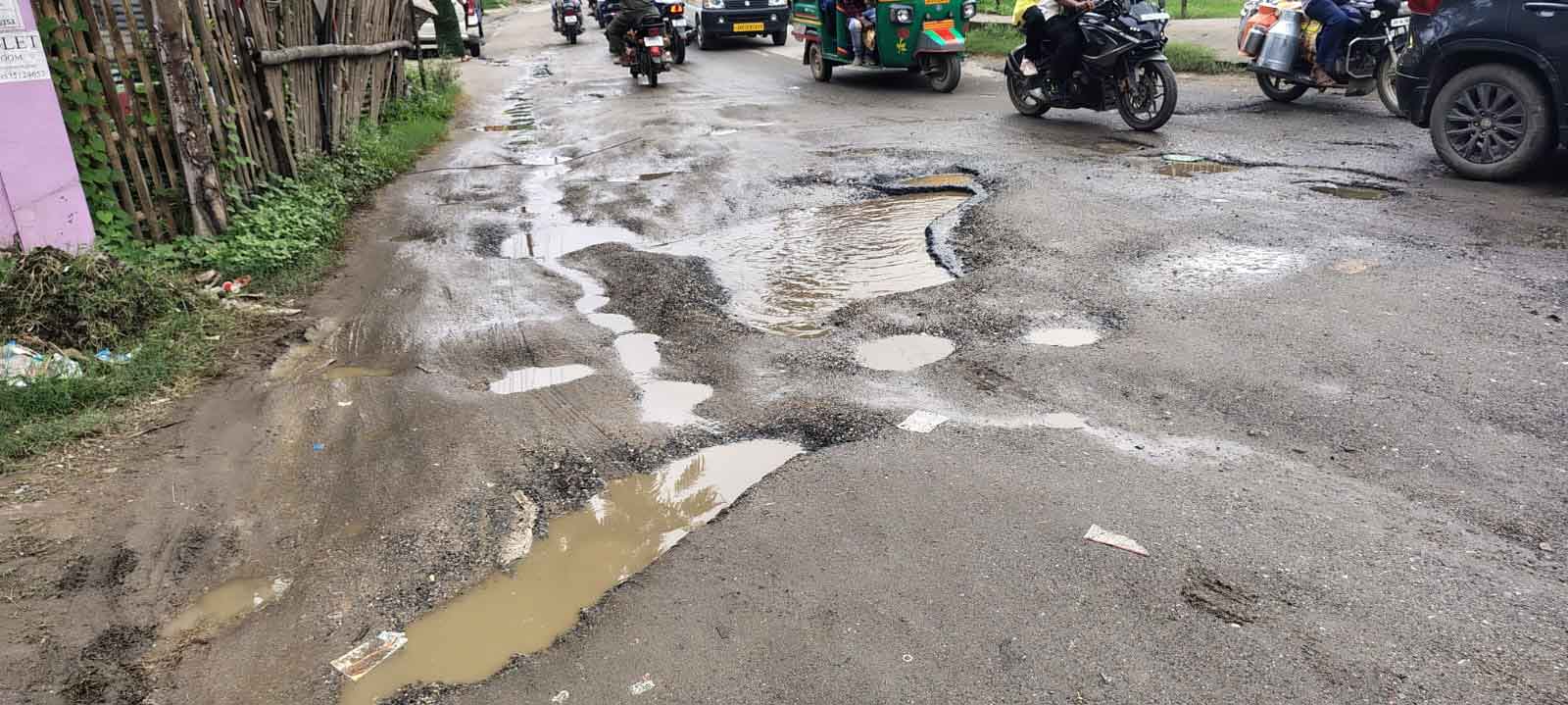 करमटोली चौक से चिरौंदी तक की सड़क एक साल से बदहाल, 100 से अधिक गड्ढे