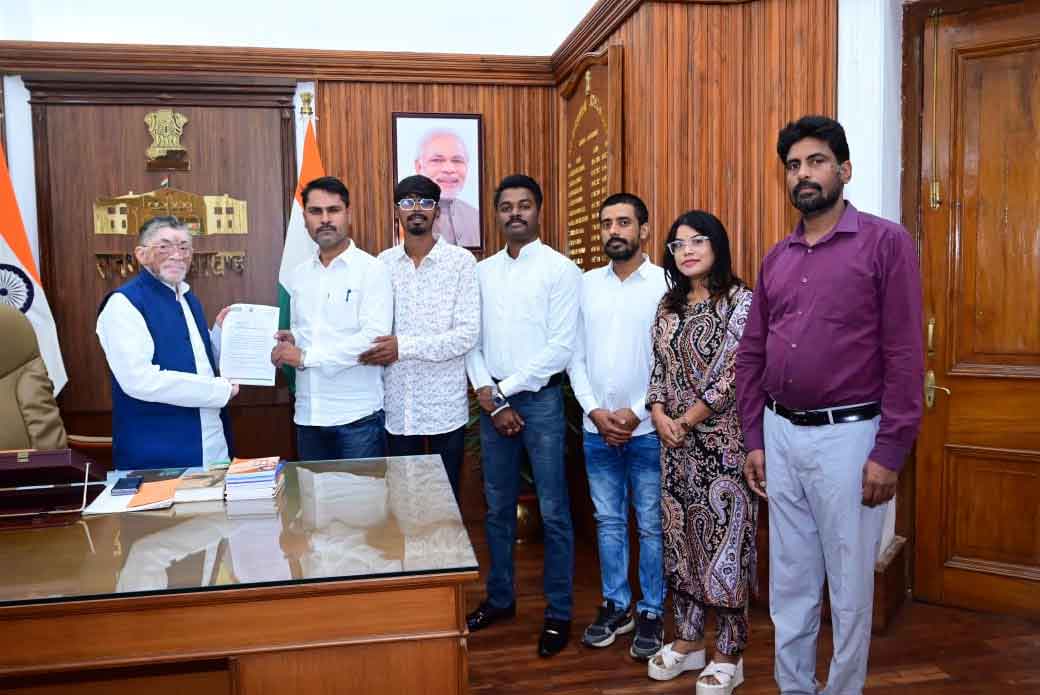 झारखंड में शैक्षणिक अनियमितताओं को लेकर युवा आजसू ने राज्यपाल से की मुलाकात