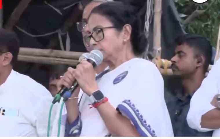 सेना ने टीएमसी का मंच हटाया, ममता ने केंद्र सरकार पर सेना का दुरुपयोग करने का आरोप लगाया