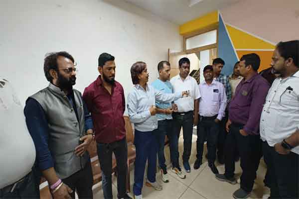 मानवाधिकार सेवा समिति ने पत्रकारों के बीच बांटे रेनकोट