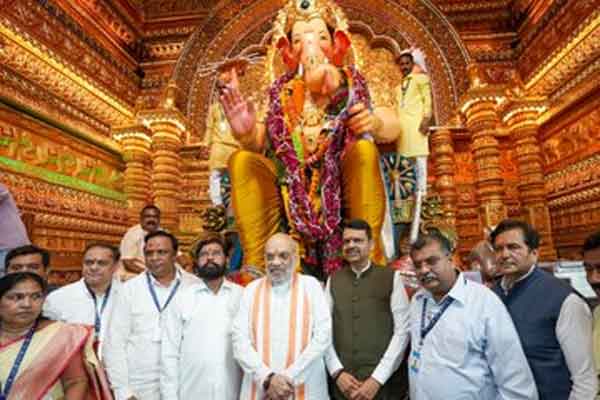 अमित शाह ने  गणेश चतुर्थी  पर देवेन्द्र फडणवीस, एकनाथ शिंदे के साथ लालबाग के राजा के दर्शन किये, पूजा-अर्चना की