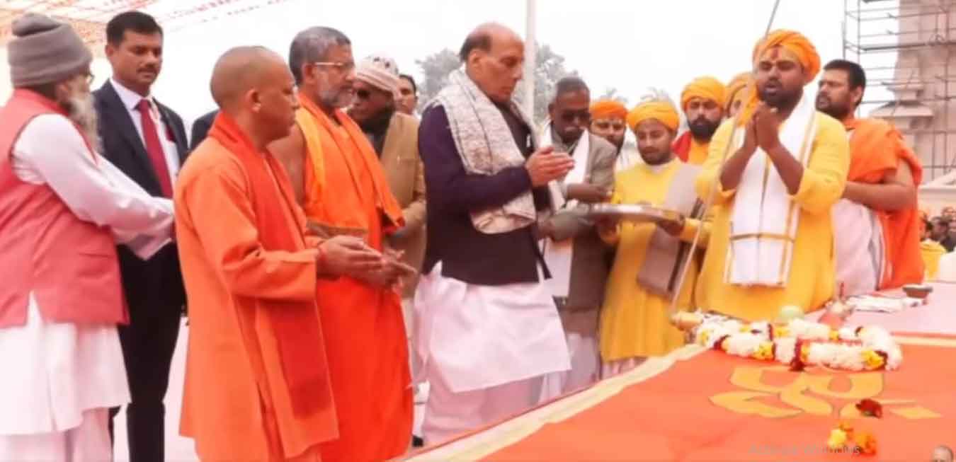 अयोध्या में राजनाथ सिंह और योगी आदित्यनाथ ने रामलला के दर्शन-पूजन किये