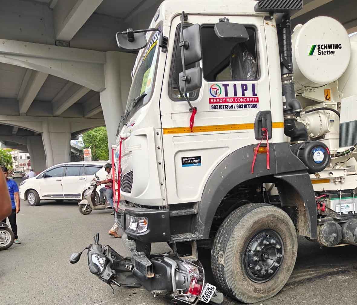 रांची : डोरंडा में मिक्सर मशीन वाहन ने स्कूटी में मारी टक्कर, दो घायल