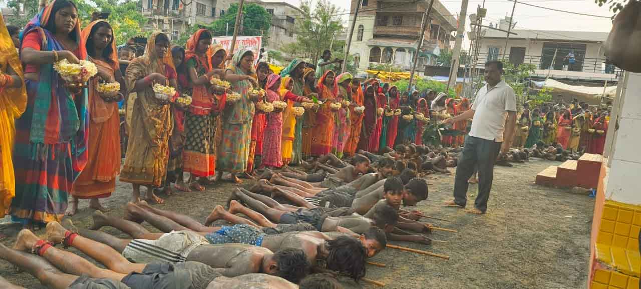 लोटन सेवा से शुरू हुई शिव-पार्वती की आराधना,   दहकते अंगारों पर चले श्रद्धालु  ...