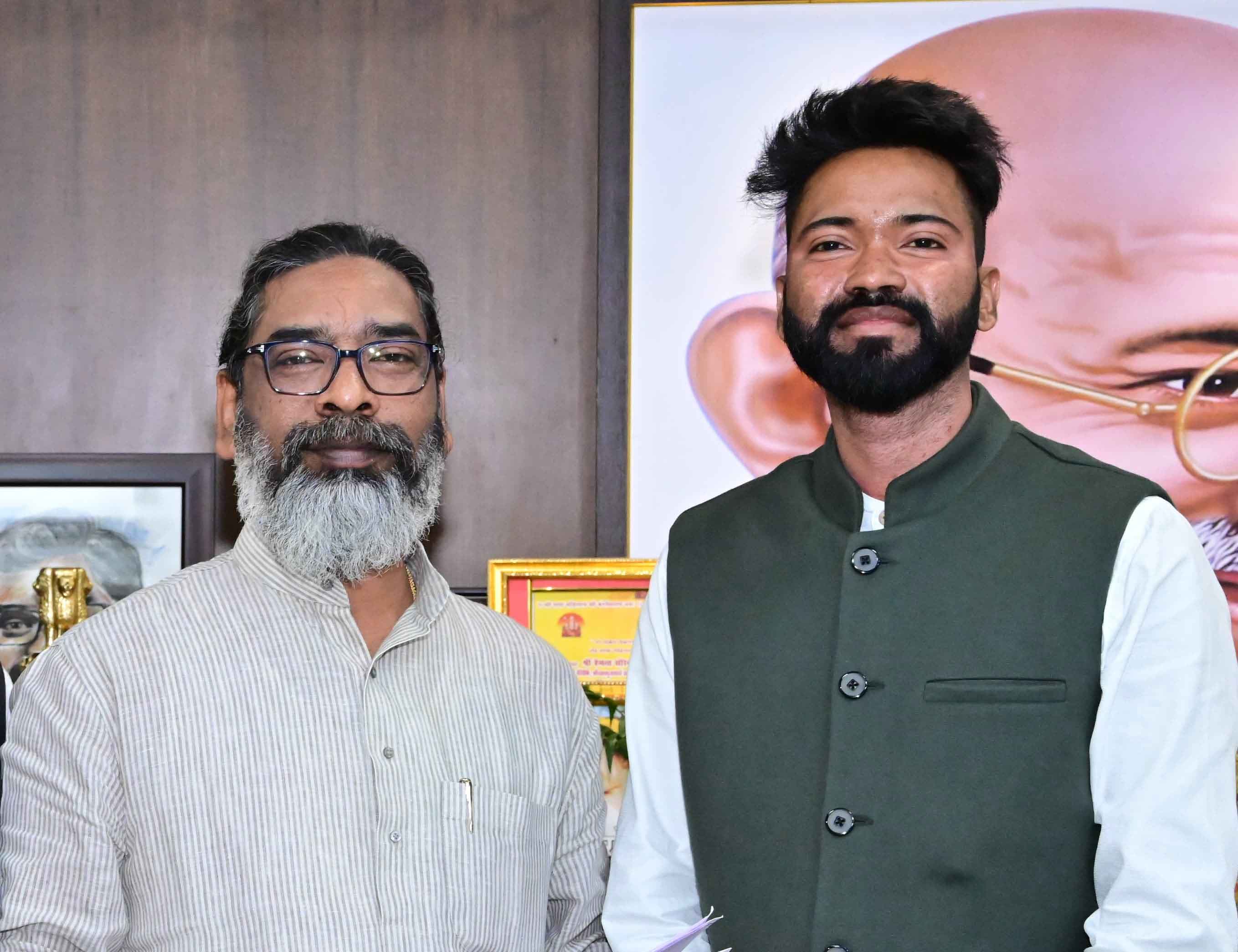 केरल जा रहे आदिम जनजाति के युवक की विशाखापट्टनम में ट्रेन से कटकर मौत,  CM ने परिजनों की मदद की