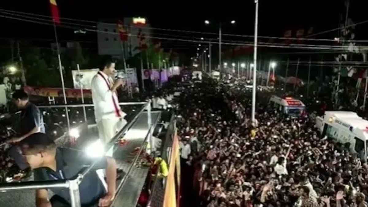 करूर रैली हादसा :  मद्रास हाई कोर्ट ने जांच के लिए SIT  गठित करने का निर्देश दिया, विजय को फटकारा