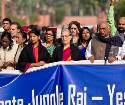 संसद परिसर में इंडियन अलायंस के सांसदों का श्रम कानूनों के विरोध में प्रदर्शन, वापस लेने की मांग