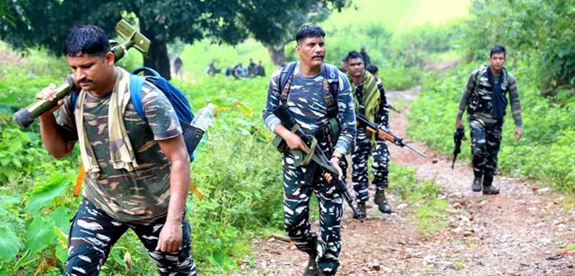 दंतेवाड़ा- बीजापुर सीमा पर एनकाउंटर, 12 नक्सली मारे गये,   शव बरामद ,   दो जवान शहीद