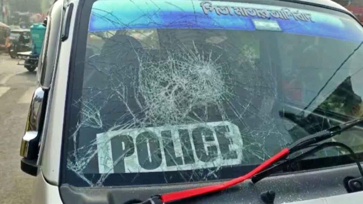 संदेशखाली में तृणमूल कार्यकर्ता मूसा मोल्ला को पकड़ने गयी पुलिसकर्मियों पर हमला, वाहन में तोड़फोड़