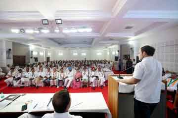 राहुल गांधी ने भोपाल में कांग्रेसी नेताओं को अनुशासन का पाठ पढ़ाया