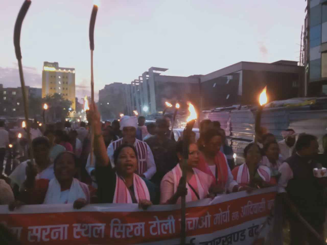 झारखंड बंद की पूर्व संध्या पर आदिवासी संगठनों ने मशाल जुलूस निकाला, किया विरोध प्रदर्शन