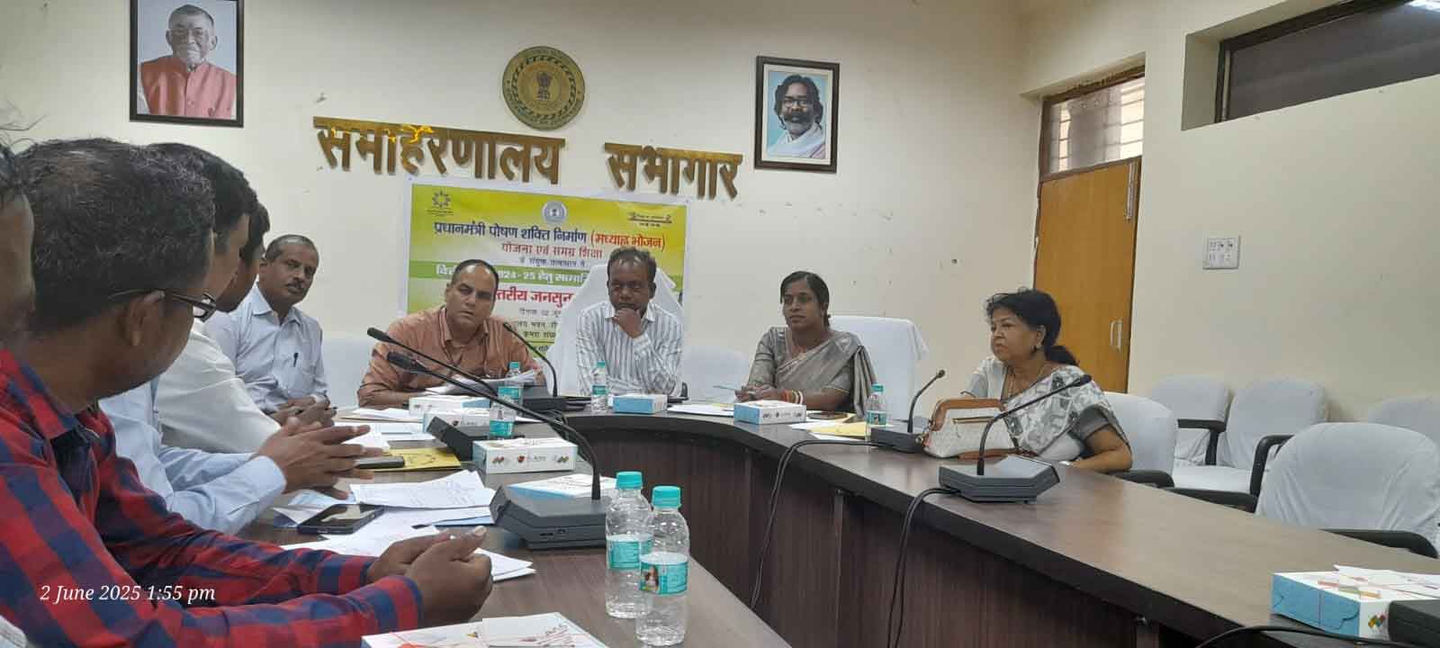 स्कूलों में मिड डे मील से लेकर टॉयलेट तक की खामियों पर अफसरों ने  की चर्चा