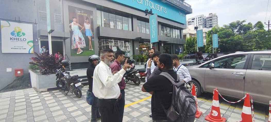रांची नगर निगम की टीम ने कांके रोड  स्थित दुकानों  की जांच की