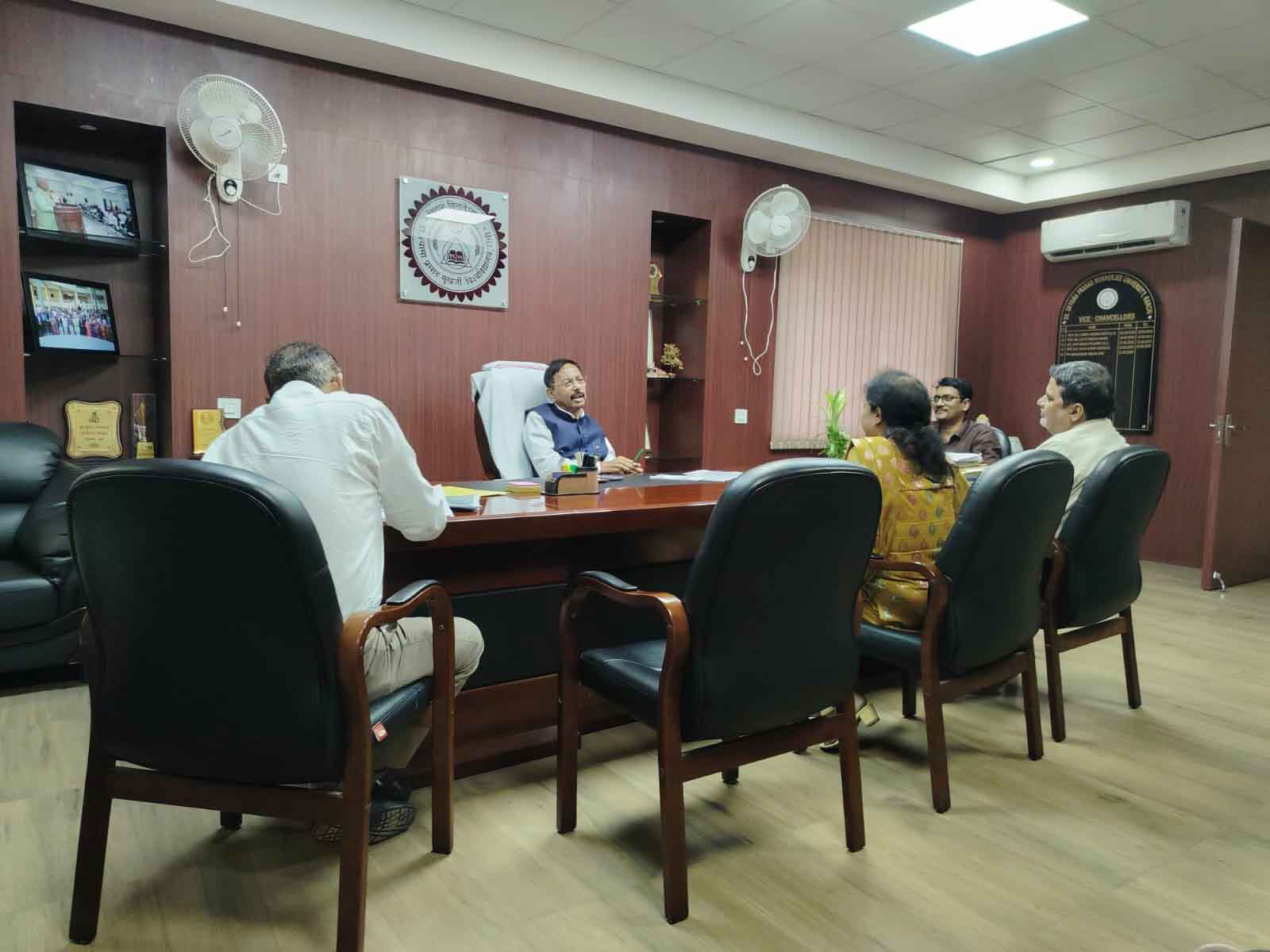 डॉ श्यामा प्रसाद मुखर्जी विवि के कुलपति ने विभागाध्यक्षों के साथ चर्चा की, दिये दिशा-निर्देश