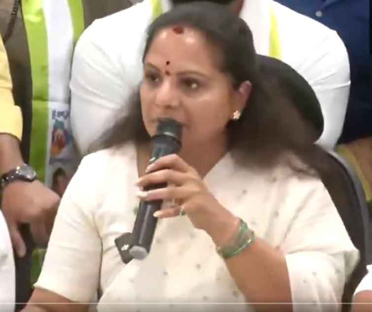 बीआरएस से निलंबित केसीआर की बेटी  के कविता ने पार्टी और एमएलसी पद से इस्तीफा दिया