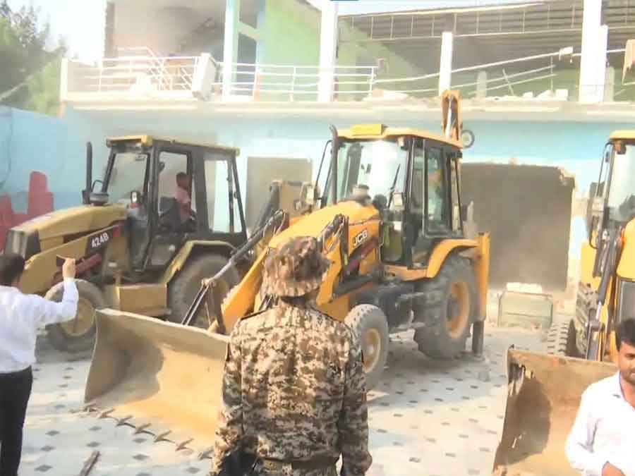बरेली हिंसा  : मौलाना तौकीर रजा के करीबी  डॉ नफीस के अवैध बारात घर पर बुलडोजर चला